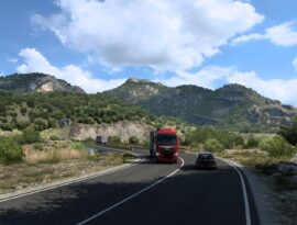 LKW fährt auf in einer Kurve im Westbalkan